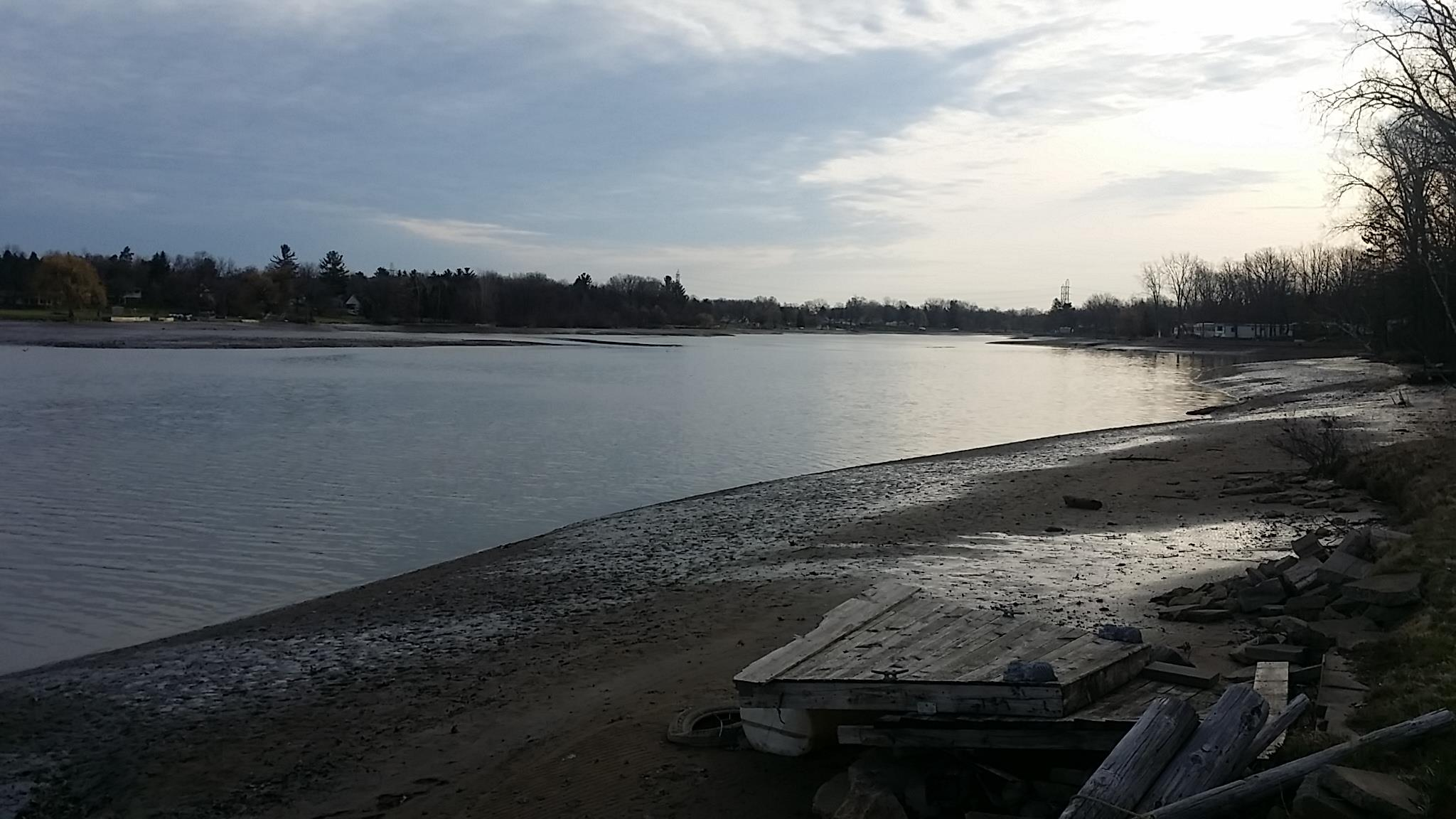 Low water level at Kearsley Lake shoreline